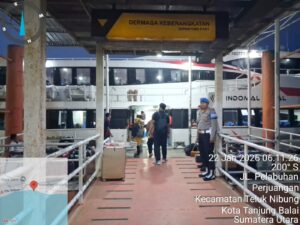 Pastikan Keamanan Penumpang ke Malaysia, Polsek Teluk Nibung Kawal Keberangkatan Kapal