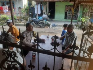 Sambangi Warga di Warung, Bhabinkamtibmas Tanjungbalai Utara Ajak Jaga Kerukunan dan Perangi Judol