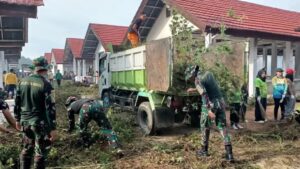 Personil Kodim Mamasa Gelar Jum’at Bersihkan Bersama Warga Pembersihan Pasar