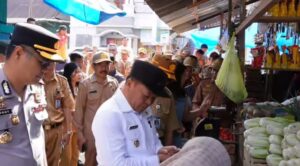 BUPATI MAMASA BERSAMA KEPALA OPD DAN UNSUR FORKOPIMDA INSPEKSI PENJUAL PASAR MAMASA