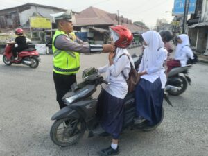 Polantas Menyapa, Sat Lantas Polres Tanjungbalai Ingatkan Pengendara Pentingnya Pakai Helm