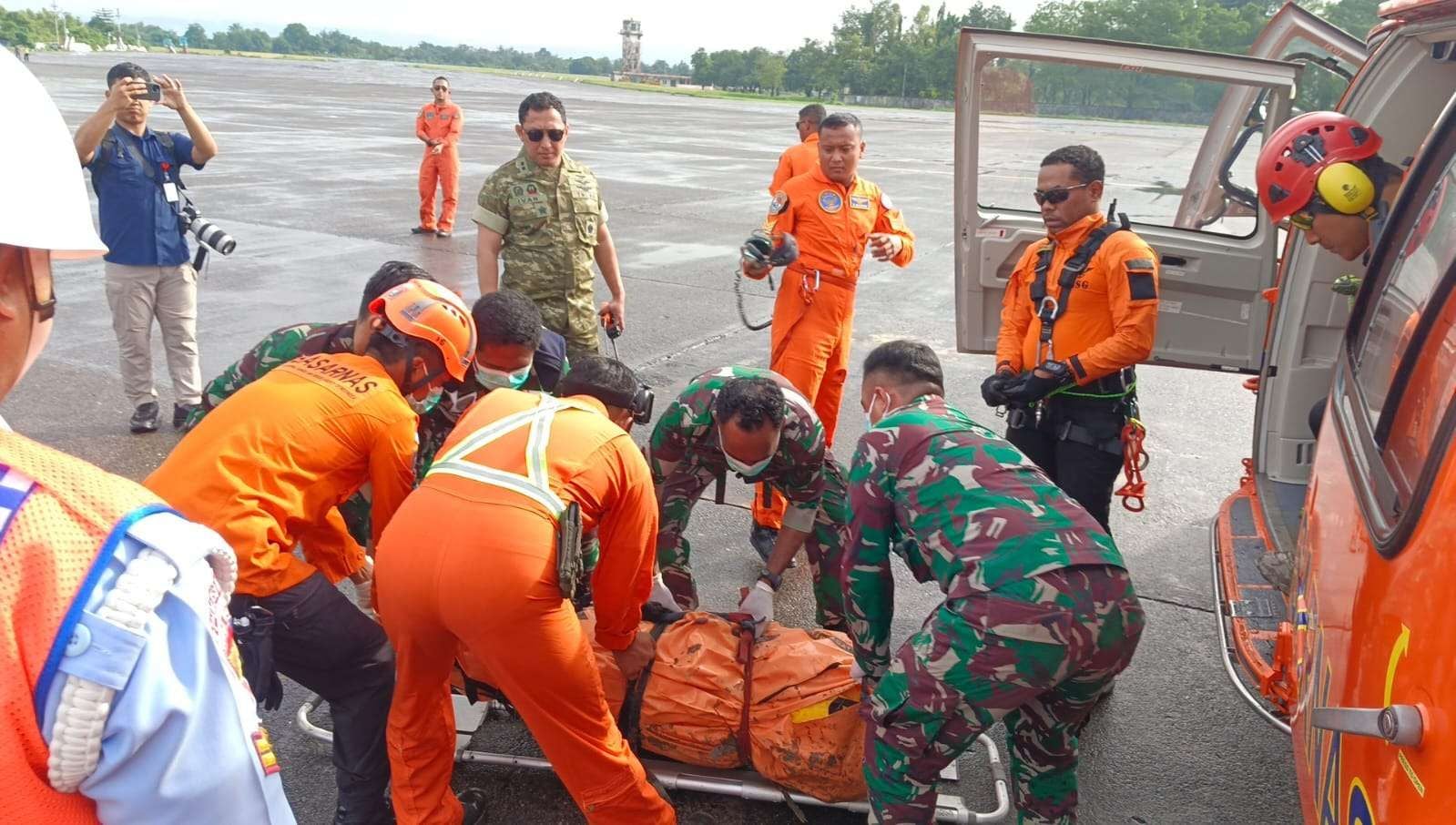 Tim SAR gabungan melakukan evakuasi terhadap salah satu korban pesawat ATR 42-500 menggunakan helikopter, Rabu, 21 Januari 2026 (Foto: Humas SAR Makassar)