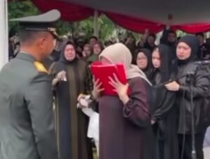 Hj Fatmawati Salim Mengga Menerima Lipatan Bendera Merah Putih Dan Memeluknya Erat
