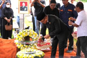 Gubernur Sulbar Suhardi Duka, Bertindak Sebagai Inspektur Upacara Pada Upacara Persemayaman Di Rumah Duka Salim S Mengga