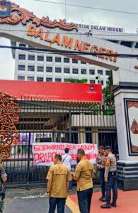 Spanduk Provinsi Luwu Raya Terpasang di Pagar Kemendagri, Semangat Perjuangan Menggema di Jakarta