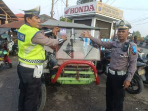 Polres Tanjungbalai Bagikan Brosur dan Stiker Keselamatan Berlalu Lintas