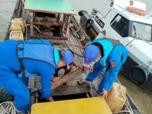 Jaga Keamanan Laut, Sat Polairud Tanjung Balai Periksa Kapal Nelayan