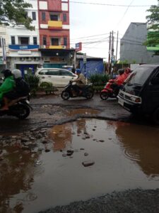 Jalan Rusak di Hertasning Baru Jadi Sumber Kemacetan dan Rawan Kecelakaan