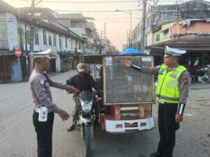 Sat Lantas Polres Tanjungbalai Bagi Brosur dan Stiker Ops Keselamatan Toba 2026