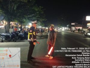 Berikan Rasa Aman, Sat Lantas Polres Tanjung Balai Kawal Arus Lalu Lintas di Pasar Malam