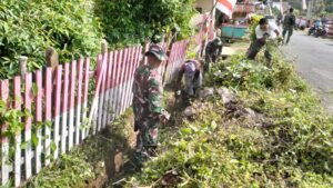 Satgas TNI TMMD ke-127 Kodim 1402/Polman bersama masyarakat menggelar karya bakti pembersihan lingkungan di Desa Bulo