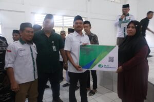Wali Kota Mahyaruddin Salim Distribusikan Zakat Kepada 236 Mustahik Serta Pemberian BPJS Ketenagakerjaan Kepada Marbot dan Imam Mesjid