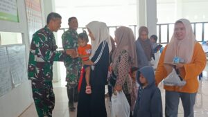 Satgas TMMD ke-127 Kodim 1402/Polman Menyalurkan Makanan Tambahan Bagi Balita di Desa Bulo