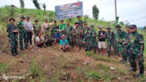 Satgas TMMD ke-127 Kodim 1402/Polman Bersama Masyarakat Melaksanakan Penanaman Pohon Buah di Desa Bulo