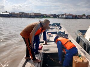 Mesin Kapal Mati di Tengah Laut, Personel Sat Polairud Tanjung Balai Sigap Bantu Nelayan