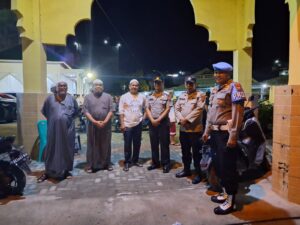 Berikan Rasa Aman, Personel Polres Tanjungbalai Amankan Ibadah Shalat Tarawih