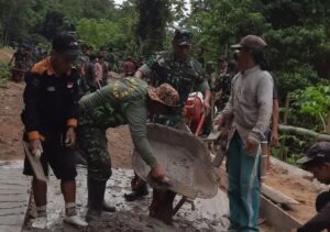 Komandan Satgas TMMD ke-127 Kodim 1402/Polman , Terlihat Ikut Mendorong Gerobak Berisi Campuran Semen Bersama Warga Desa Lenggo