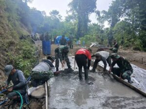Mereka Walaupun Berpuasa Tetap Sigap Mengerjakan Sasaran Fisik TMMD ke-127 Kodim 1402/Polman
