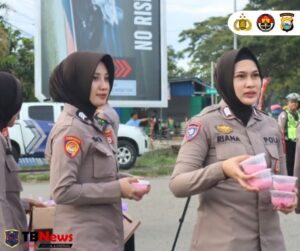 Ramadan Penuh Berkah, Kapolres Pimpin Langsung Aksi Berbagi Takjil Polres Luwu untuk Masyarakat