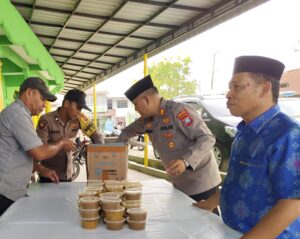 Polres Tanjung Balai Tebar Kebaikan, Ratusan Paket Takjil Dibagikan ke Mesjid