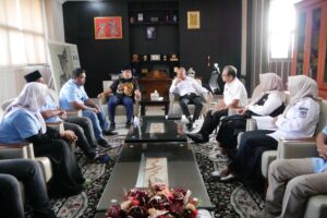 Audiensi Bersama PWI, Wali Kota Mahyaruddin Terima Cinderamata HPN 2026, Bentuk Kolaborasi dan Komitmen Pemko Tanjungbalai Bersama PWI