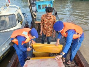 Jaga Keamanan Laut, Sat Polairud Polres Tanjung Balai Periksa Kapal Nelayan