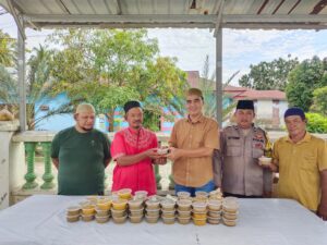 Wujud Kepedulian, Polres Tanjungbalai Bagikan Takjil di Masjid Al-Ridho