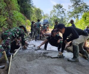 TMMD Kodim 1402/Polman, Hari ke – 12 Pengerjaan Rabat Beton Ruas Jalan Bulo-Lenggo Terus Dikebut dengan semangat Gotong Royong