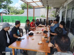 Dandim 1402/Polman Mengajak Insan Pers Ngopi Bareng Bahas Rencana Relaksanaan TNI Manunggal Membangun Desa (TMMD) ke-127 Kodim 1402/ polman