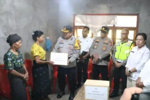 Wujud Empati, Polda NTT Berikan Tali Asih dan Trauma Healing untuk Keluarga Korban di Ngada