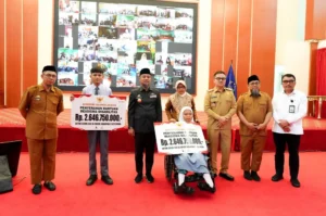 Gubernur Sulsel Serahkan Beasiswa Rp5 Miliar, 3.400 Siswa SLB Dapat Manfaat untuk Pendidikan Inklusif