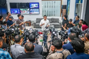 Seskab Teddy Luruskan Informasi, MBG Justru Tingkatkan Program dan Anggaran Pendidikan