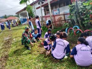 Tanamkan Peduli Lingkungan, Babinsa Kodim Mamasa Mengajak Anak Sekolah Bersihkan Halaman Sekolah