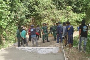 Tinjau Pengecoran Jalan Bulo–Lenggo, Danrem 142/Tatag Apresiasi Gotong Royong TNI dan Warga