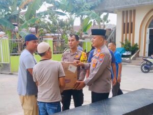 Indahnya Berbagi: Polres Tanjungbalai Bagikan Takjil ke Masjid-Masjid