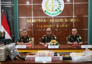 Kejari Mamuju melaksanakan Tahap II penyerahan tersangka dan barang bukti yang terjadi di wilayah Kabupaten Mamuju pada tahun 2022–2023