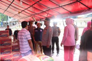 Kapolres Polman Bersama Bhayangkari Salurkan Bantuan untuk Korban Kebakaran di Galung Tulu