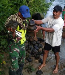 Babinsa Kodim Mamasa Bantu Warga angkat Batu untuk Pembangunan Gereja