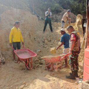 Babinsa Koramil 1428-02/Sumarorong Bantu Warga Angkat Material Timbunan Rumah