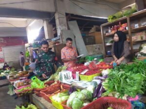Pastikan Harga Tetap Stabil, Babinsa Koramil 1401-01/Banggae bersama Dinas Koperasi Turun Langsung Cek Pasar Selama Ramadan
