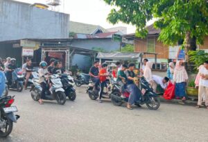 Berbagi Takjil Murid Kelas XII 6 SMA Negeri 2 Enrekang
