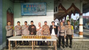 Indahnya Berbagi: Polres Tanjungbalai Bagikan Takjil ke Masjid-Masjid