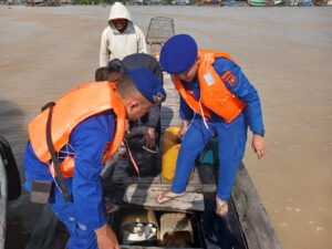 Mesin Kapal Mati di Tengah Laut, Personel Sat Polairud Tanjung Balai Sigap Bantu Nelayan