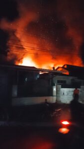 Kebakaran melanda di Jalan Mangundang Polewali dua rumah warga Ludes Terbakar, Satu Rusak Ringan