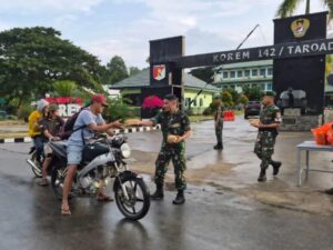 Prajurit Korem 142/Tatag Bagikan Takjil kepada Pengendara, Wujud Kepedulian di Bulan Suci Ramadan