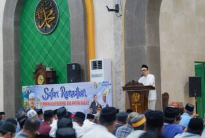 Gubernur Suhardi Duka Lanjutkan Safari Ramadan, Salat Tarawih Bersama Warga Mesjid Besar Merdeka Wonomulyo