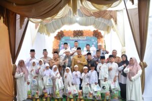 Penyaluran Bingkisan Lebaran untuk 300 Anak Yatim, Wakil Wali Kota Muhammad Fadly Ucapkan Terimakasih Kepada Yayasan Umi Rahayu