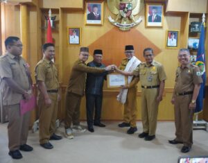 Ketua Tim Penitia Seleksi (Pansel) JPT Serahkan Hasil Seleksi Tiga Besar Nama kepada Pemkab Mamasa