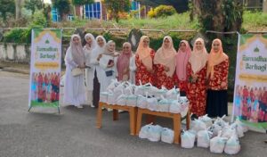 Berbagi Takjil oleh Darma Wanita Persatuan Cabang Dinas Pendidikan Wilayah X