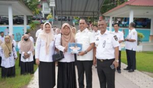 Bupati Andi Rosman Laksanakan Apel Pasca Idul Fitri, Minta Maaf dan Berikan Hadiah Umrah untuk ASN Berprestasi